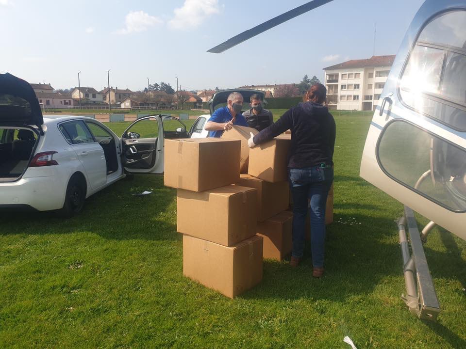 villedecharlieu's tweet photo. Ce début d'après-midi 24000 masques sont livrés par hélicoptère aux EHPADs du grand-Est. Grâce à l'ingéniosité de l'entreprise des @LesTissCharlieu @LIndispensac 
Ils en ont terriblement besoin ! Une belle solidarité !

RESTEZ CHEZ VOUS !

#solidarité
#covid19
#indispensac
#👍😷 https://t.co/LYjCf1gZ27