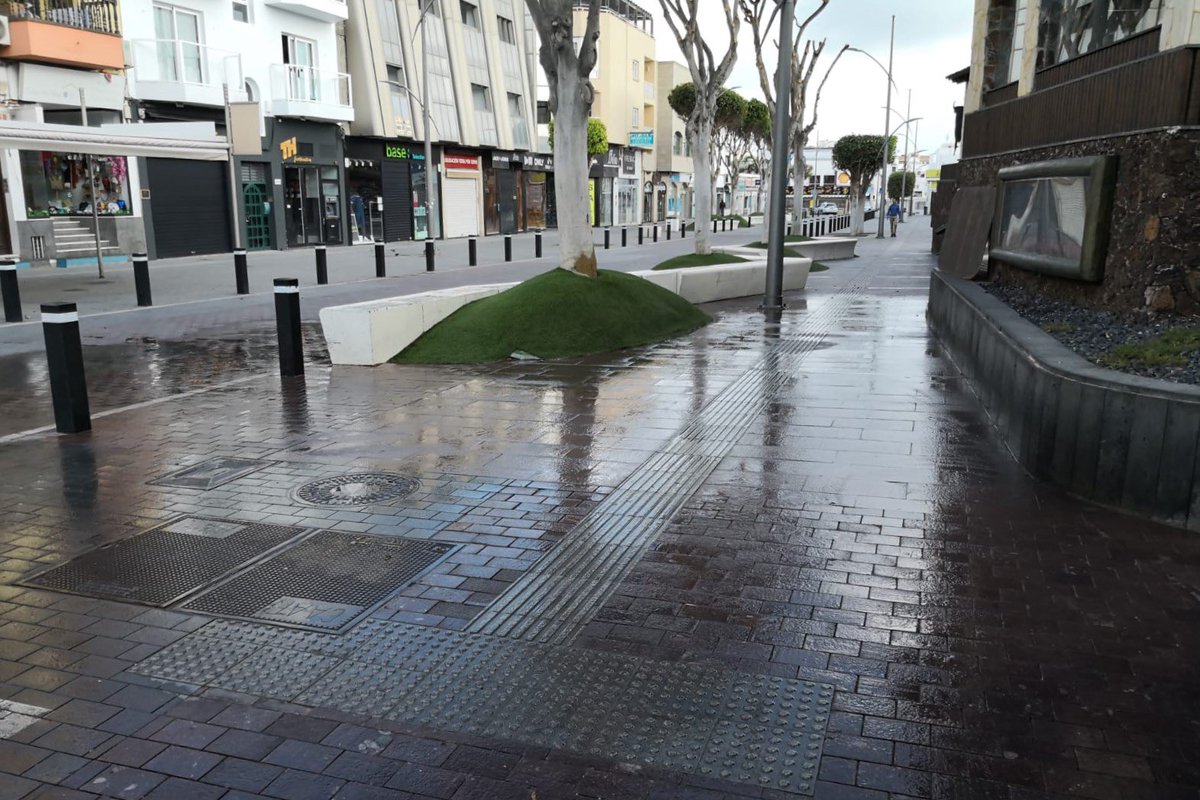 IsaiBlanco's tweet photo. Agradecer una vez más la labor del personal municipal y de la empresa adjudicataria del servicio de limpieza, que desde el principio de esta situación ha hecho un gran esfuerzo por preservar la higiene en los espacios públicos y de trabajo.

#QuedateEnCasa. https://t.co/esNpZbqjDu