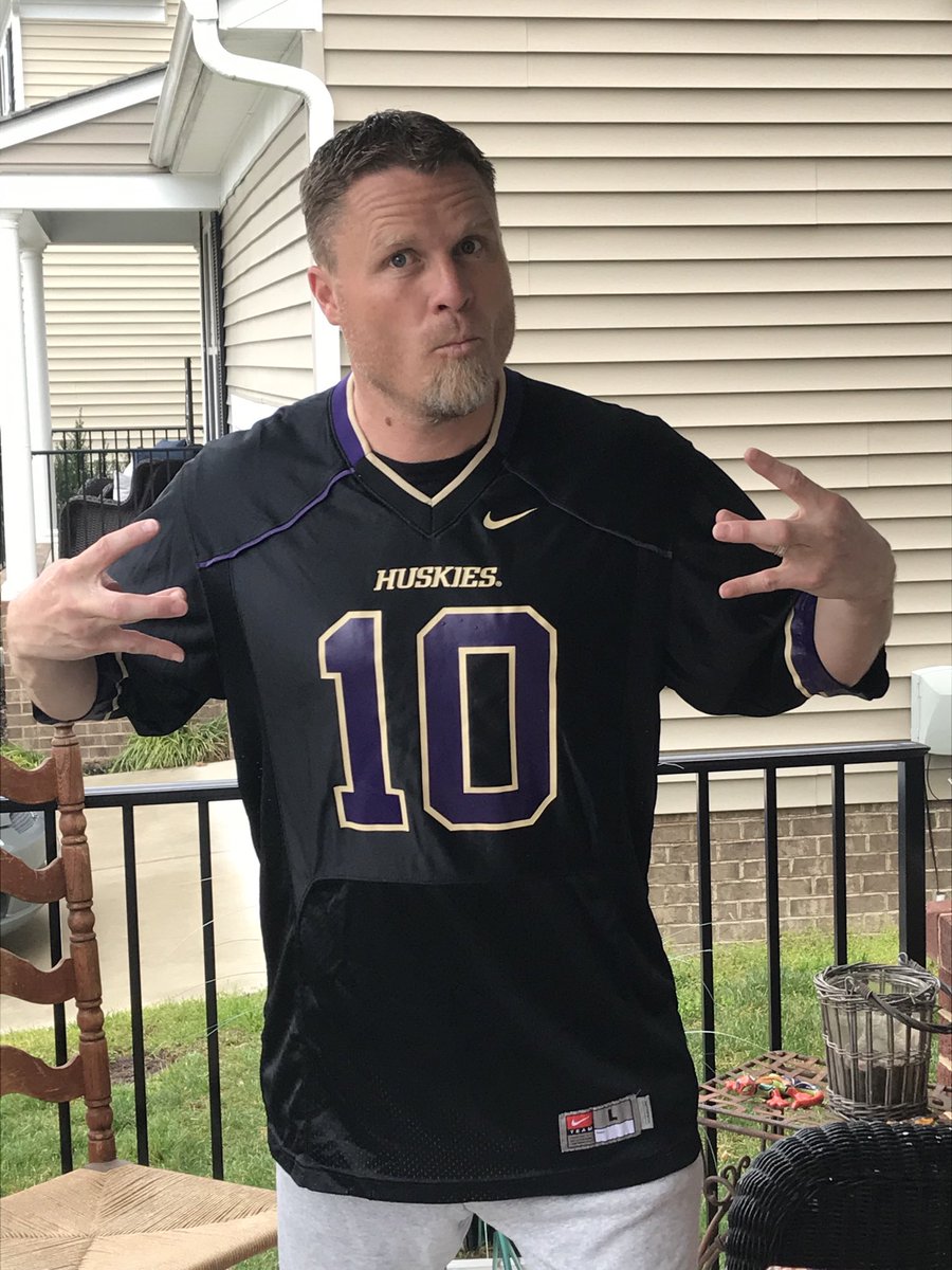 Dtarzan66's tweet photo. It’s Saturday Morning! @tweetparney College FB time. @UW_Football #jakelocker #RVASports #Swagwar #apparelfordays @RichmondKickers @GoSquirrels https://t.co/XU7nbQkTxj