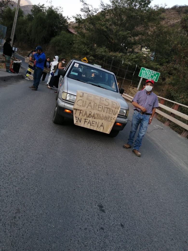 PamJiles's tweet photo. Trabajadores de hidroeléctrica Alto Maipo denuncian que los gerentes se fueron de vacaciones en cuarentena mientras los obligan a ellos a seguir trabajando. Piden paralizar faenas de Alto Maipo por crisis de coronavirus y riesgo inminente de contagio. https://t.co/mi8HjzTIY5