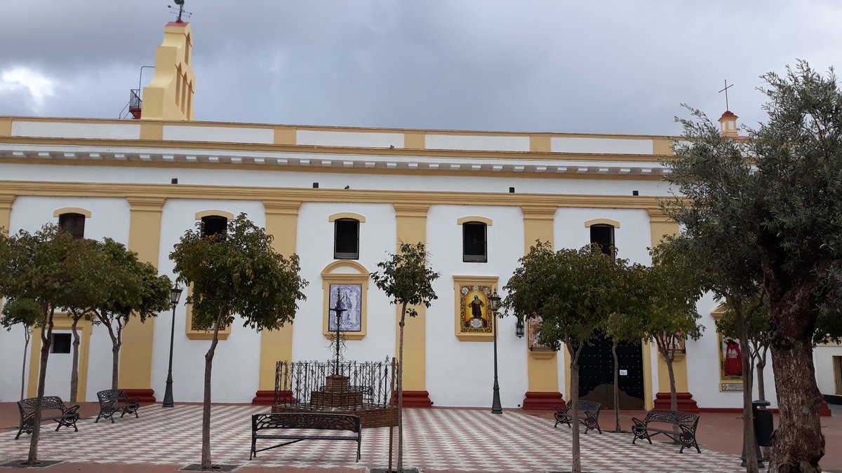 La paz reina en el Barrio. 
El silencio habita en el templo.
El tiempo parece haberse detenido.
Pero acudimos como siempre a ti, al cobijo de tu manto buscando la Esperanza y la Salud que tanto necesitamos en estos duros momentos
Divina Pastora, ruega por nosotros.
#YoRezoenCasa