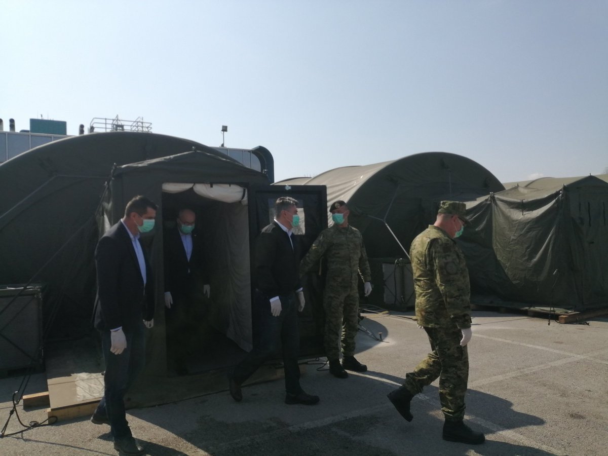 Predsjednik #ZoranMilanović u obilasku kampa ispred #KBDubrava. Vojska podignula 28 šatora za nešto više od 24 sata. Radovi su završeni. <a href="/hrtvijesti/">HRT Vijesti</a>