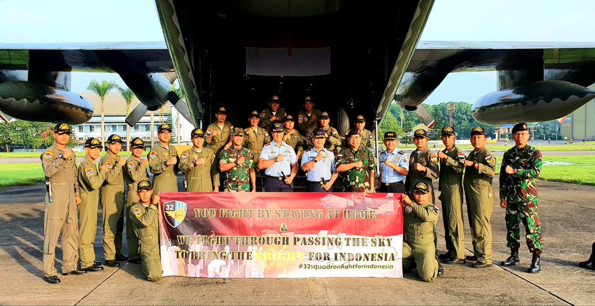 mohmahfudmd's tweet photo. TNI AU memberangkatkan 2 pesawat utk membeli obat Corona ke negeri seberang. Mengharukan. Rakyat  disurun diam rumah oleh pemerintah sedang mereka diminta pergi jauh dari rumah utk mencari obat. Demi kebaikan, mari kompak, bersama mengikuti arahan pemerinta utk social distancing. https://t.co/tZcsADjHMh