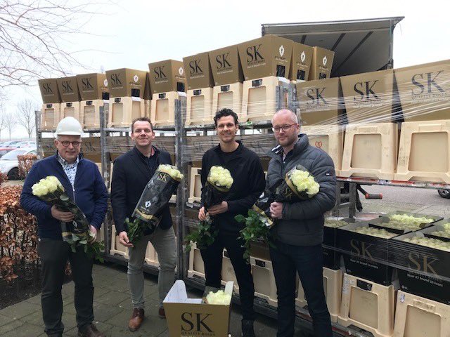 sk__roses's tweet photo. Bedankt @promtomatoes 🌹👏🏻
#FlowerBoostChallenge #wechallengeyou #staystrong #prominenttomaten #steundesierteelt https://t.co/D6z9JLa9nd
