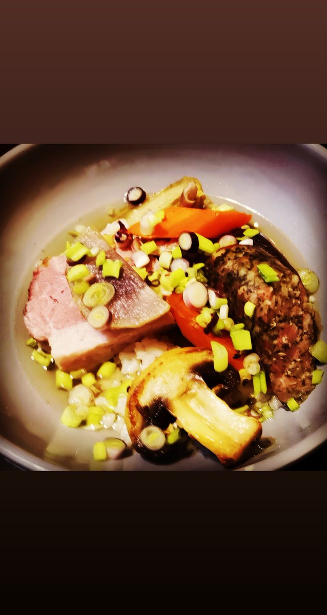 avore_k's tweet photo. Comme une potée, poitrine de porc confite, saucisse de Toulouse aux herbes, légumes blanchis au jus de porc.
#CookAvore #Tabledhôtes #iciqueçacepasse #àlabien #Commeàlamaison #onesàlamaison #confinement #restecheztoi #onfaitcequelonpeut #gourmandises #plaisir #enfamille https://t.co/HaMs6gCGEe