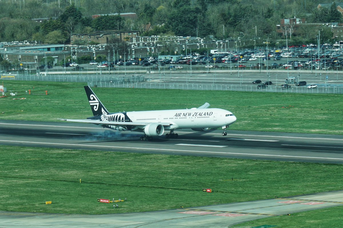 The last touch down of <a href="/FlyAirNZ/">Air New Zealand</a> into <a href="/HeathrowAirport/">Heathrow Airport</a> by <a href="/belowmda/">Doug Sommerville</a> and crew. An airline I’m going to miss a lot. #avgeek