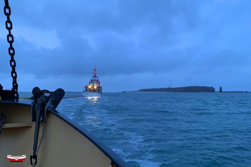 Seenotretter's tweet photo. Die #Seenotretter im Einsatz 🚨 in der Nacht zu gestern: Manövrierunfähiger Fischkutter im Schlepp unseres #Seenotrettungskreuzer|s HERMANN MARWEDE kurz vor #Helgoland mit dem berühmten Felsen #LangeAnna (47 m). #DGzRS Details: ➡️ https://t.co/tbrrHBthQZ 📸 Matthias Schäfer https://t.co/Slhm7BsX7u