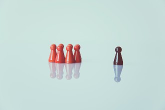 “Juist in tijden van crisis kunnen racistische vooroordelen en vormen van uitsluiting maar al te makkelijk de kop opsteken,” waarschuwt voorzitter <a href="/a_dooijeweert/">Adrianavdooijeweert</a>. Vandaag is het de #DagTegenRacisme. Lees onze Toegelicht: bit.ly/3bdIbXi #covid19Nederland #discriminatie