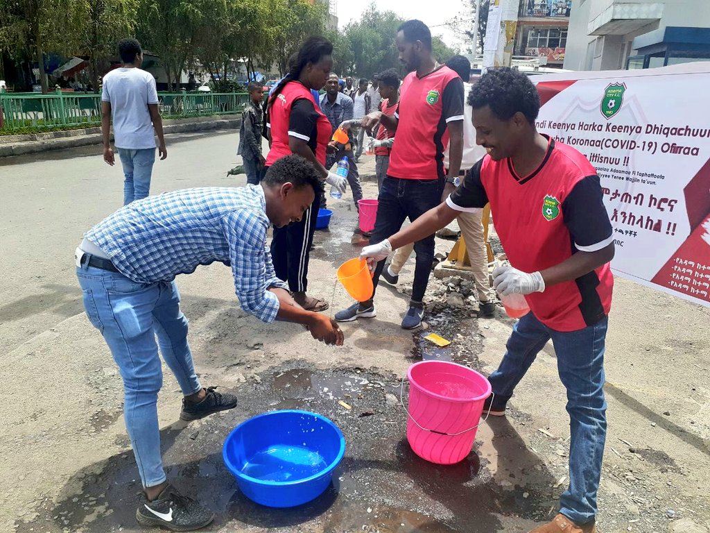 AdamaCityFC's tweet photo. የ'#አዳማ ከተማ ክለብ ደጋፊዎችና ተጫዋቾች ዛሬ እጅ ስናስታጥብ ውለናል።
#እጅአንስጥእጅእንንሳ
#SafeHandsChallenge https://t.co/VSMaxc0wjU