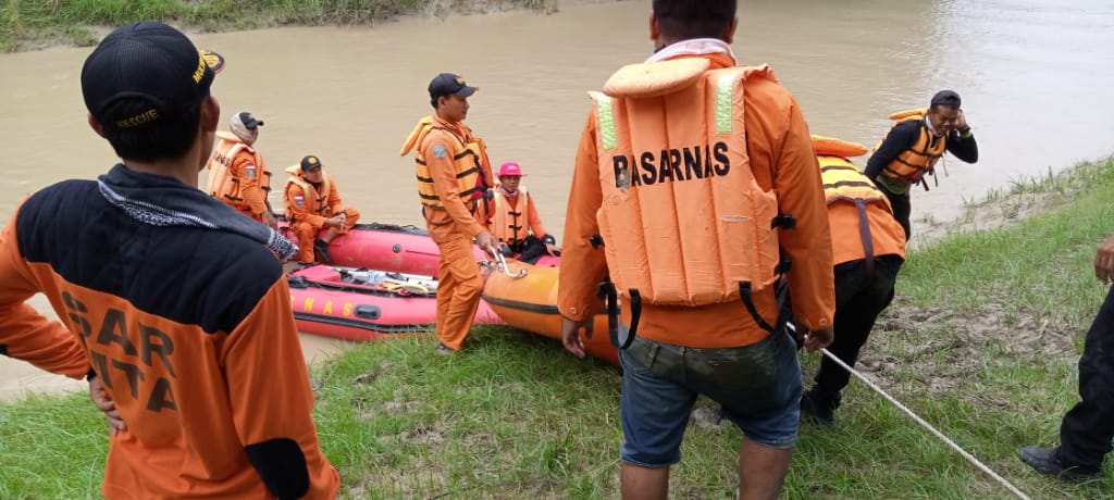 mbah sadiran dilaporkan hanyut warga <a href="/desasumber/">Desa Sumber</a> tim sar gabungan melaksanakan pencarian dan tadi pagi ditemukan di bengawan solo wilayah cepu dalam keadaan meninggal dunia
<a href="/SAR_NASIONAL/">@SAR_NASIONAL</a> <a href="/basarnasjateng/">kantor sar semarang</a> <a href="/AriefRohman_838/">BUPATI BLORA</a> <a href="/bpbdjateng/">BPBD Provinsi Jawa Tengah</a> <a href="/BNPB_Indonesia/">BNPB Indonesia</a> <a href="/info_Blora/">INFO BLORA</a> <a href="/KomangG_Irawadi/">Komang Gede Irawadi</a>