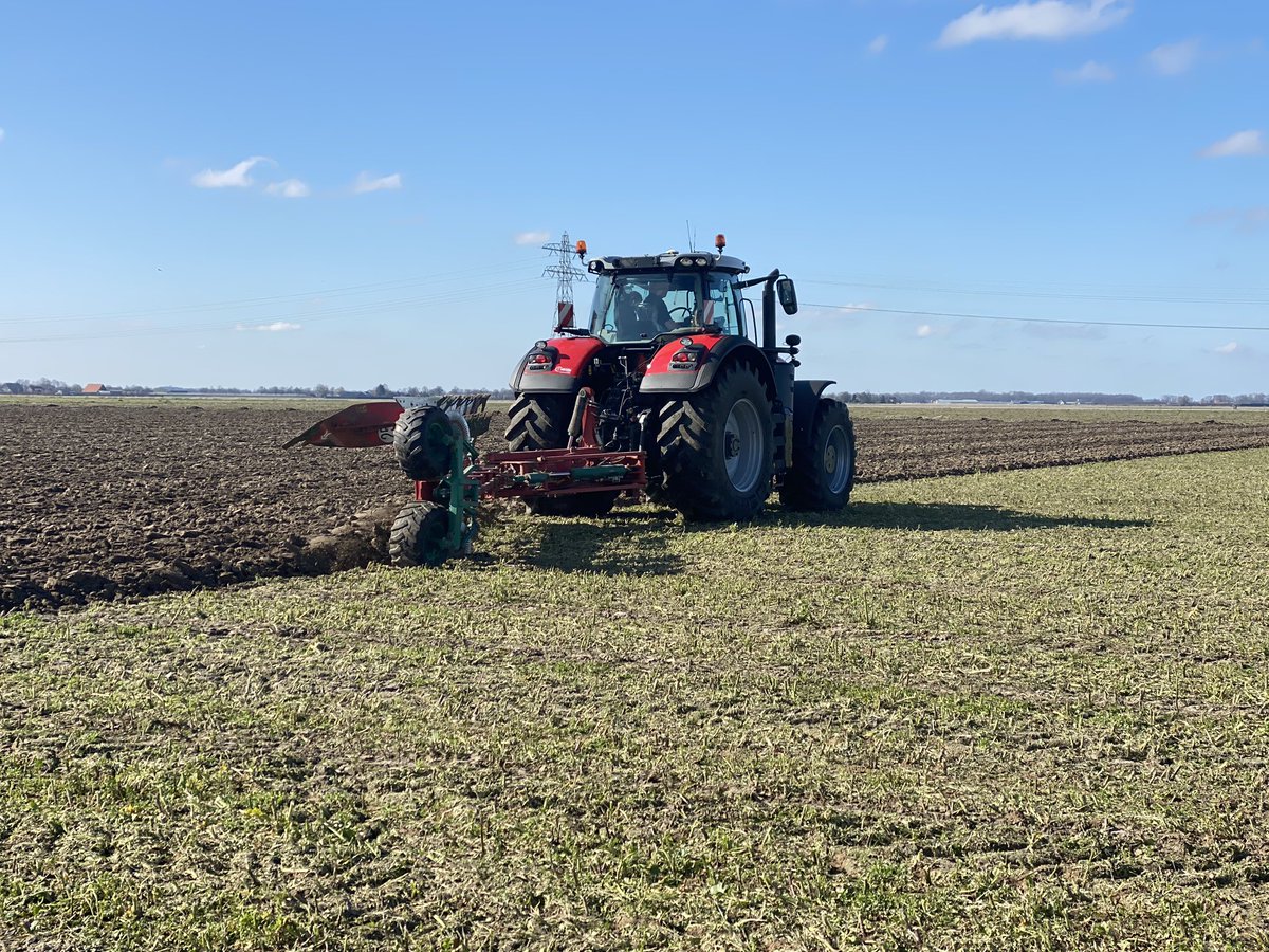 Gister afgeleverd en mocht gelijk aan het werk. Wat een dikke trekkuuuuuurrr!! <a href="/MasseyNL/">Massey Ferguson NL</a>