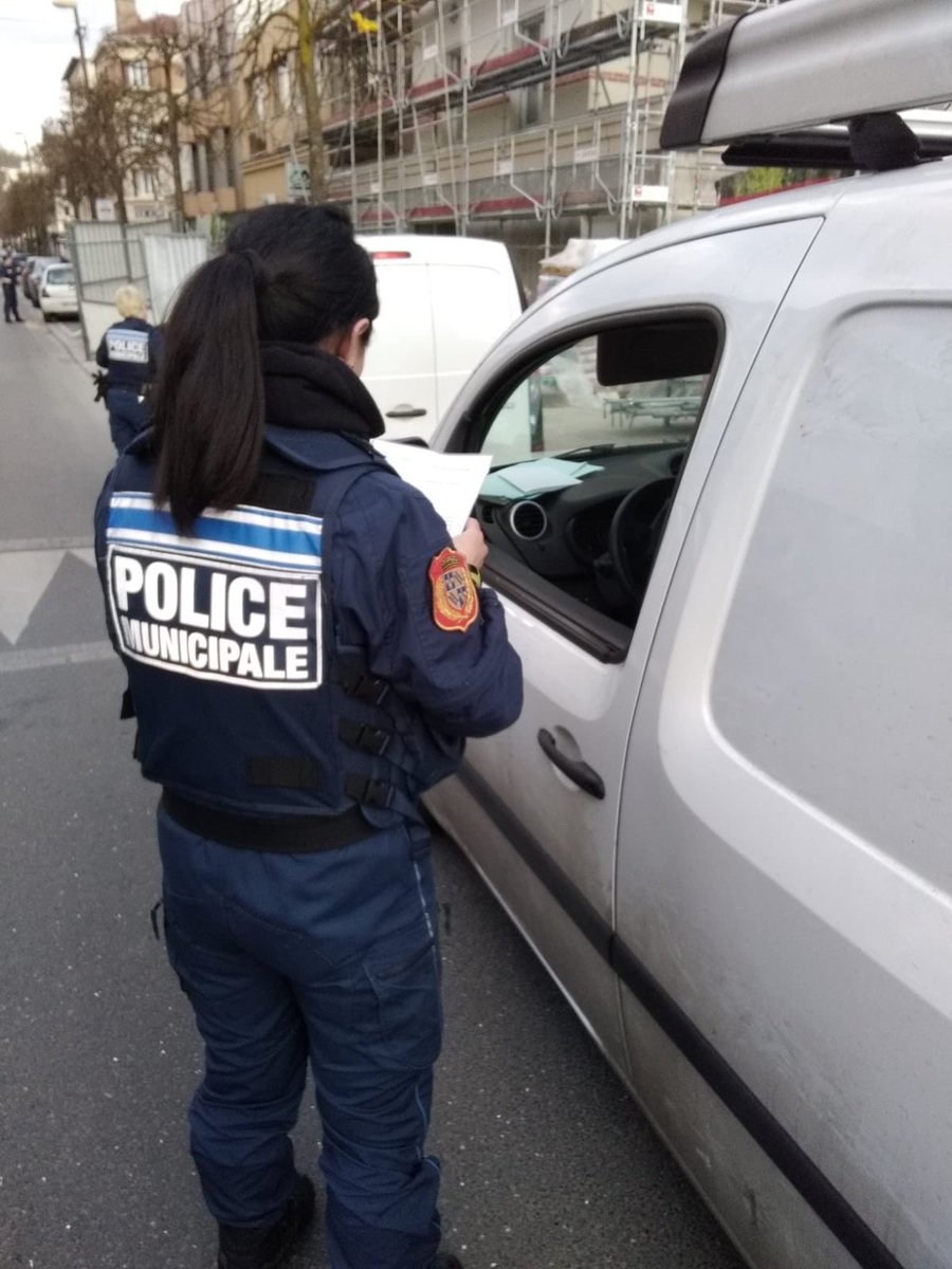 bricerabaste's tweet photo. Je demande à chacun d’agir en responsabilité. S’il vous plait, respectez les consignes de sécurité, RESTEZ CHEZ VOUS. Sachez que la Police municipale est pleinement mobilisée pour faire appliquer les consignes et verbaliser si besoin. Prenez soin de vous et de vos proches. https://t.co/cqXzfzb2rj
