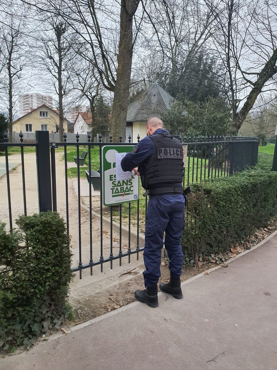 bricerabaste's tweet photo. Je demande à chacun d’agir en responsabilité. S’il vous plait, respectez les consignes de sécurité, RESTEZ CHEZ VOUS. Sachez que la Police municipale est pleinement mobilisée pour faire appliquer les consignes et verbaliser si besoin. Prenez soin de vous et de vos proches. https://t.co/cqXzfzb2rj