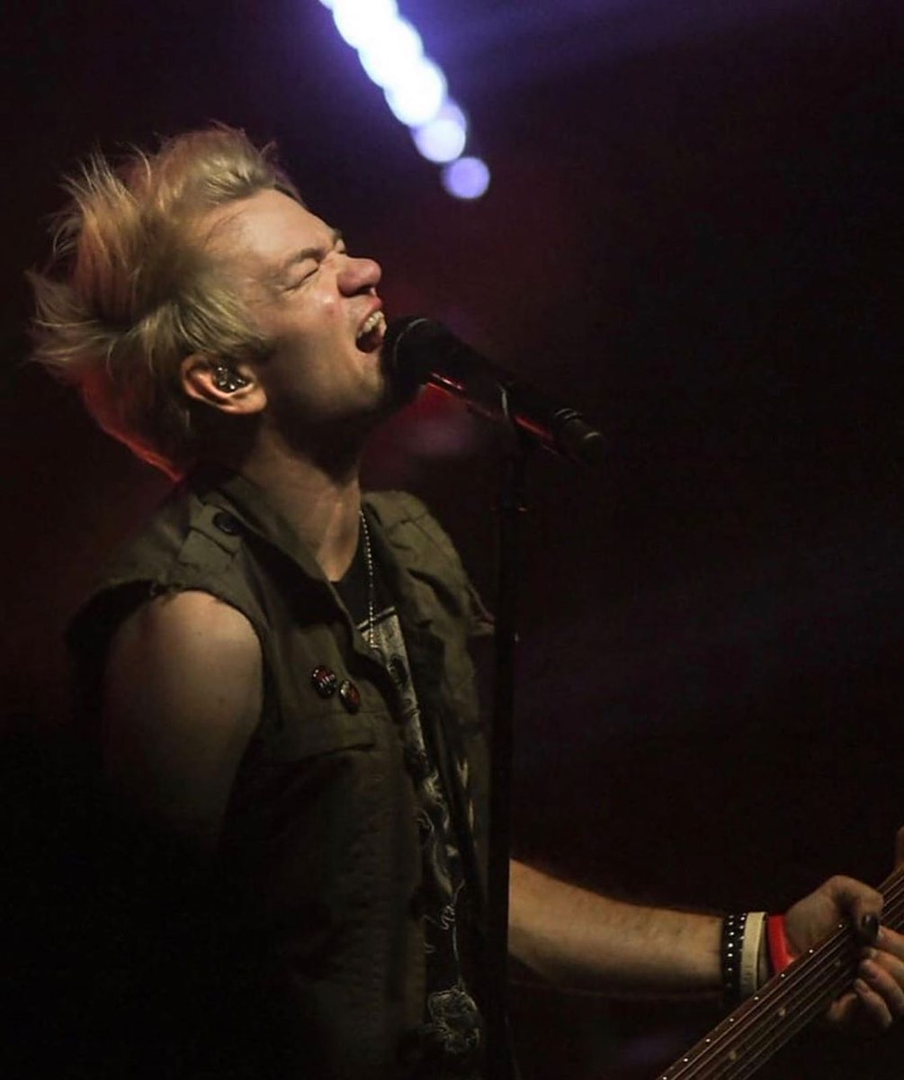 Kikoose73's tweet photo. Un Joyeux Anniversaire Deryck Whibley @Sum41 🤪Il fête ses 40 ans 🎉🎶🍻
#Sum41tour #Orderindecline #Birthday @Sum41France https://t.co/a2UNjVOxYd