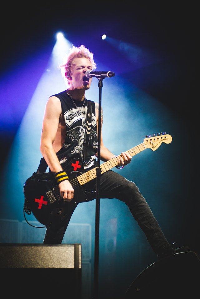 Kikoose73's tweet photo. Un Joyeux Anniversaire Deryck Whibley @Sum41 🤪Il fête ses 40 ans 🎉🎶🍻
#Sum41tour #Orderindecline #Birthday @Sum41France https://t.co/a2UNjVOxYd