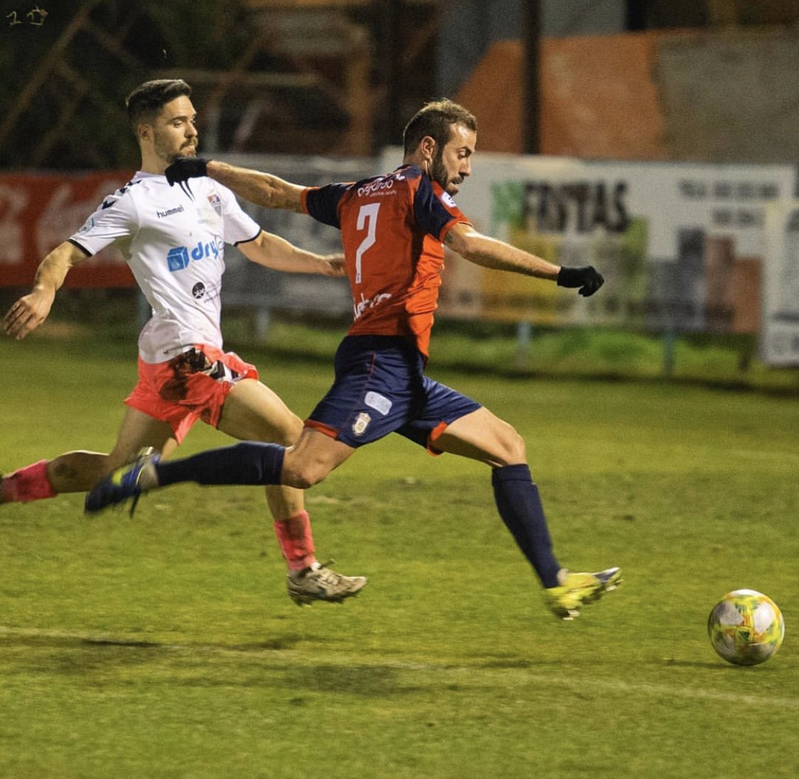 RealAvilaCF's tweet photo. 👉 Esta tarde tenemos que ser 300 en el chat de Don Manuel que ha prometido que se rapa en directo ☺️
@Manue_Moreira nuestro “Joaquín” particular 🤪🤣
¡Os esperamos a todos aquí a las 20:00H! 🤗🙌
#UnoDiNoi 
#QuédateEnCasa 🔴🔵⚽️ https://t.co/86g5PMtO7S