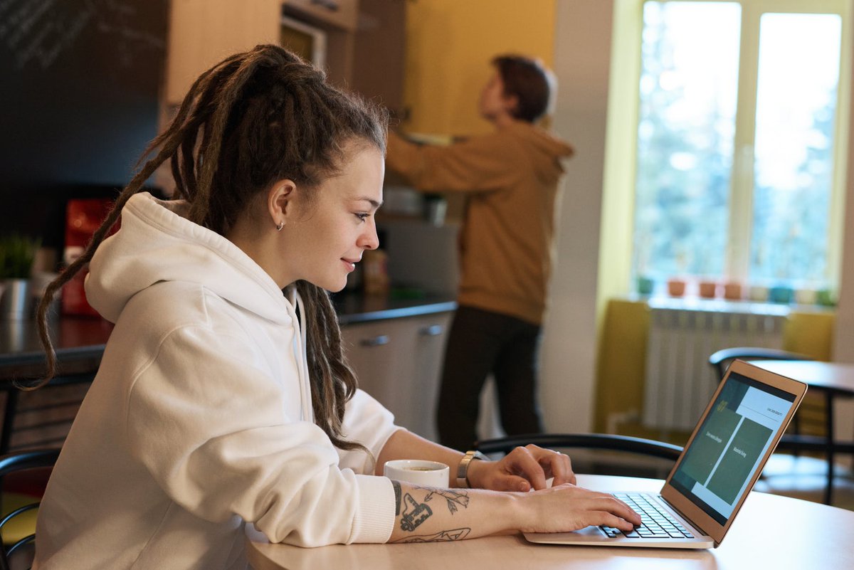 Over  thuiswerk wordt de laatste tijd heel wat gezegd en geschreven. Een gezonde werkplek wordt daarbij soms over het hoofd gezien. ow.ly/3Azo50yRPnj

#thuiswerken #telewerken #thuiswerk #telewerk #stayhome #corona #covid19  #Covid_19 #COVID19Belgium