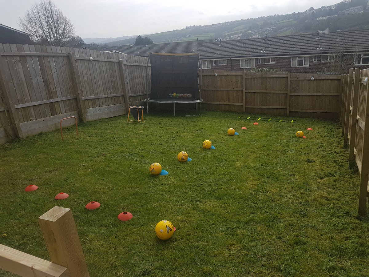 chapperslfc14's tweet photo. Footy trainin for the boys #grassroot https://t.co/OLUFPTAQoi
