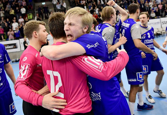JPsporten's tweet photo. Lyckan i Hallby handboll blev under 2019 dubbelt så stor. Damlaget klev som nykomling upp till allsvenskan och för herrarna var 53 års väntan över när laget tog klivet upp till högstaligan.
För det belönas klubben med JP-sportens pris "Guldklockan". 
https://t.co/obZXZWpTjs https://t.co/4RhevKENpJ