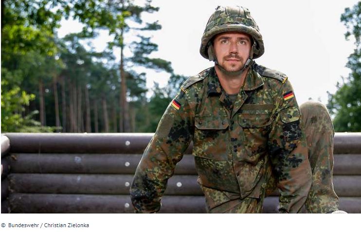 BMVg_Bundeswehr's tweet photo. Sie sind ReservistIn und wollen in der #Corona-Krise helfen? Melden Sie sich bei uns! #FuerEuchGemeinsamStark 
 https://t.co/M0tJ6Yk0dQ https://t.co/53oUhnMX6P