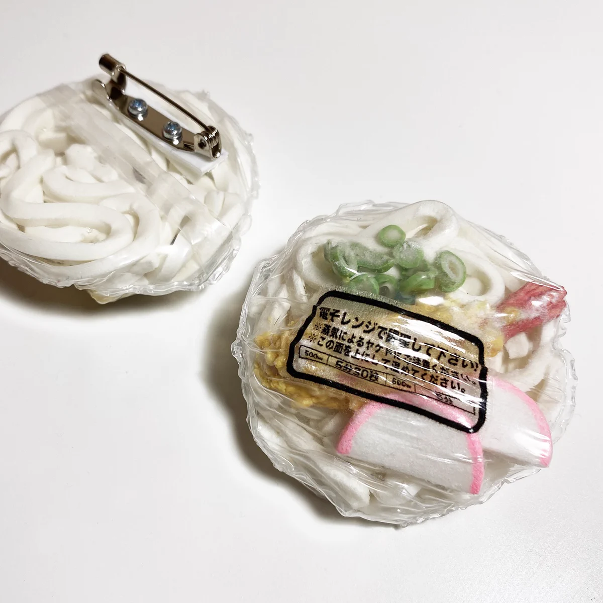 見た目は美味しそうな冷凍うどん！だけど実はミニチュアのブローチ？！