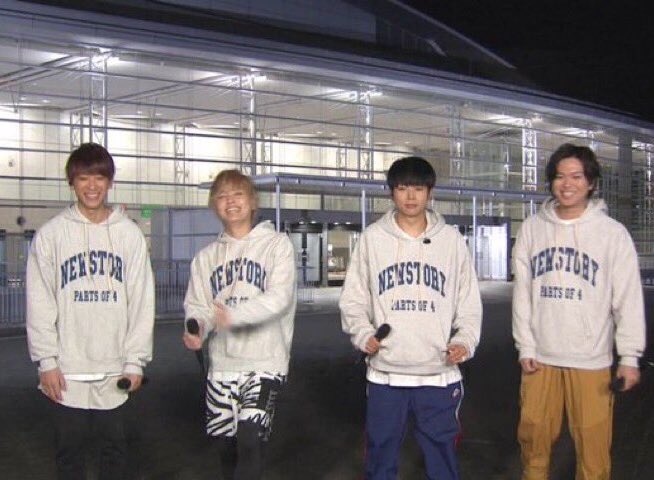 Uzivatel 葵 Na Twitteru わざわざライブ会場まで行って ツアーグッズ初解禁して ツアーパーカー着て ファンが一番喜ぶu R Not Aloneをフルで歌うって 私達も物凄くnewsのこと好きだから今寂しいけど Newsの方がもっと多分寂しがってるし Newsの方がファンのこと