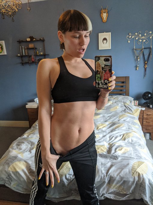Sporty, sweaty and stripped bare in my latest @MakaniHouse post! Been loving doing yoga every morning<a href="/tag/30daynudechallenge"class="tags"><span>#30daynudechallenge</span></a>