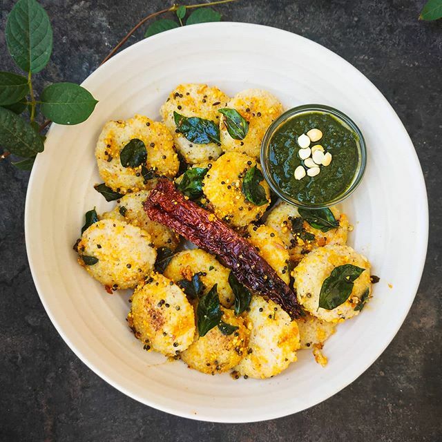 Idli to the rescue always...
We started our day with these jowar idlis smeared with Kadale Podi and a ghee, rai and kadi patte ka tadka...
How to make this?
🌸 1 Cup Jowar Rava
🌸1/2 Cup Urad Dal
Salt to taste
☑️I soaked  jowar rawa  and urad dal seper… ift.tt/3berfjl