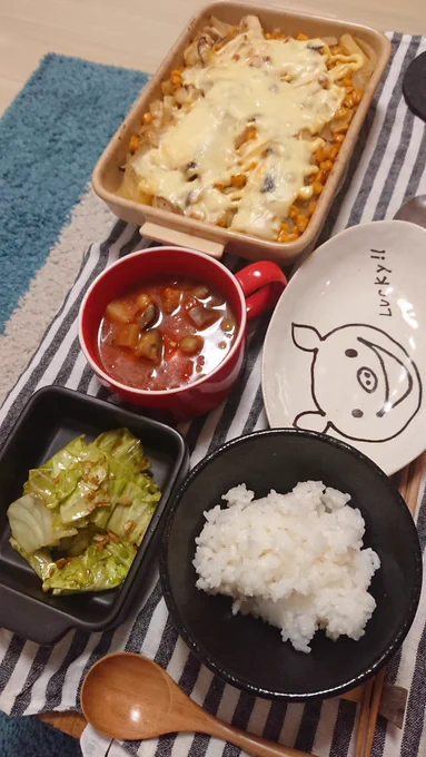 今夜はナスと豆のトマトスープと鮭とコーンのグラタンぽい何かとキャベツのにんにく炒め。よく噛んで食べる? 
