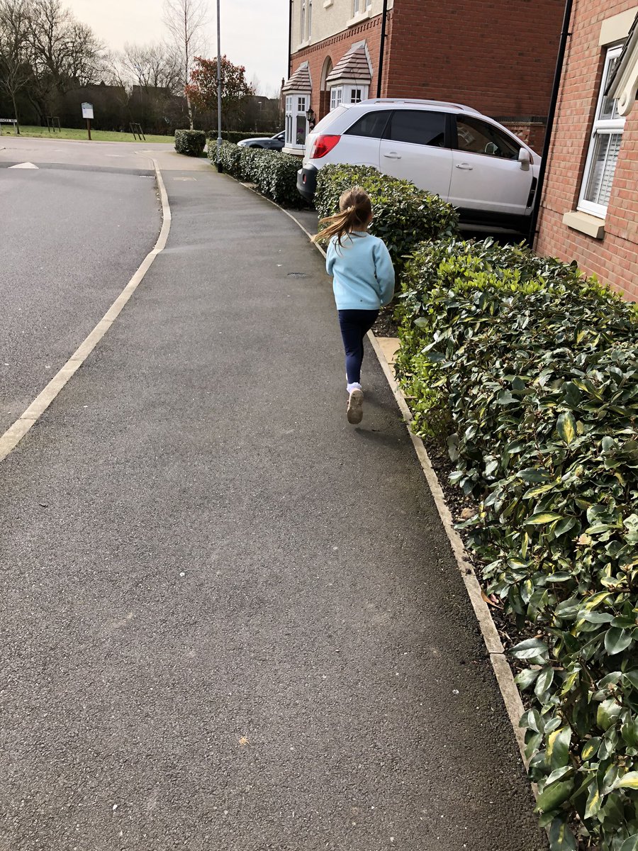 PakulaMark's tweet image. Morning run with the eldest daughter featuring daisy chain making, puddle jumping and exploring Little Red Riding Hood’s woods 🐺 💪#WitnessTheFitness #daddyanddaughter