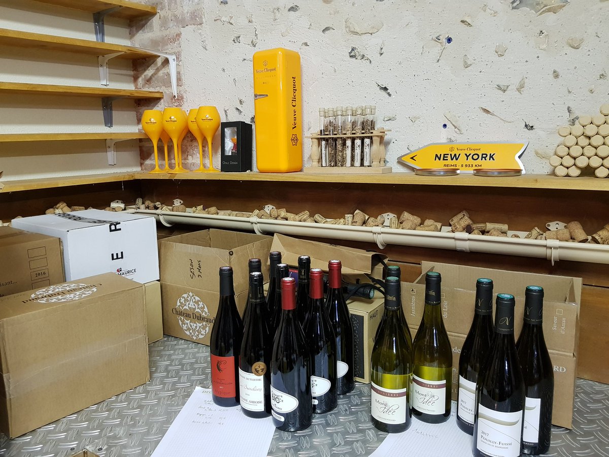 Objectif_Vin's tweet photo. Chez nous on s'active pour préparer vos commandes. Livraison offerte pour 12 bouteilles 🍷#vin
Notre kiff du moment Paradigme ! #bio #sanssulfites 
Une pépite des #Cévennes 
@CaveStMaurice 
A retrouver ici ⬇️
https://t.co/n6cxIpiQSx https://t.co/FRxpo1o8vO