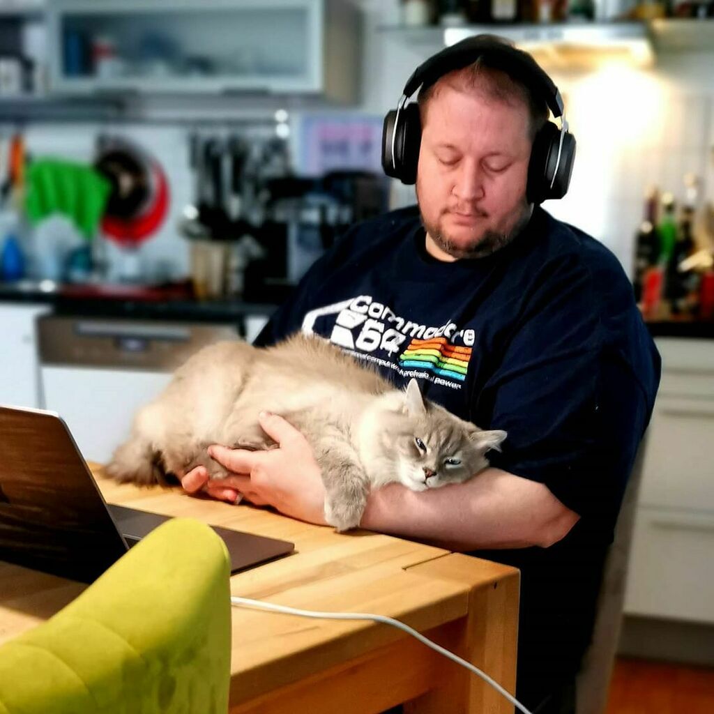 blaublickde's tweet photo. Eigentlich wollte der Große Videos schneiden. 😂 #homeoffice #catcontent (hier: Blaustein)

https://t.co/DjbZbom4tg https://t.co/lsNeHDDTNu