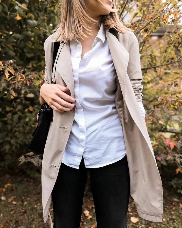 White shirt + trench coat + denim = early spring uniform incoming ✅ Every season I seem to develop some kind of reliable uniform, usually centered around some kind of denim, what does yours look like? And yes, even though I'm taking social distancing very seriously I'm still…