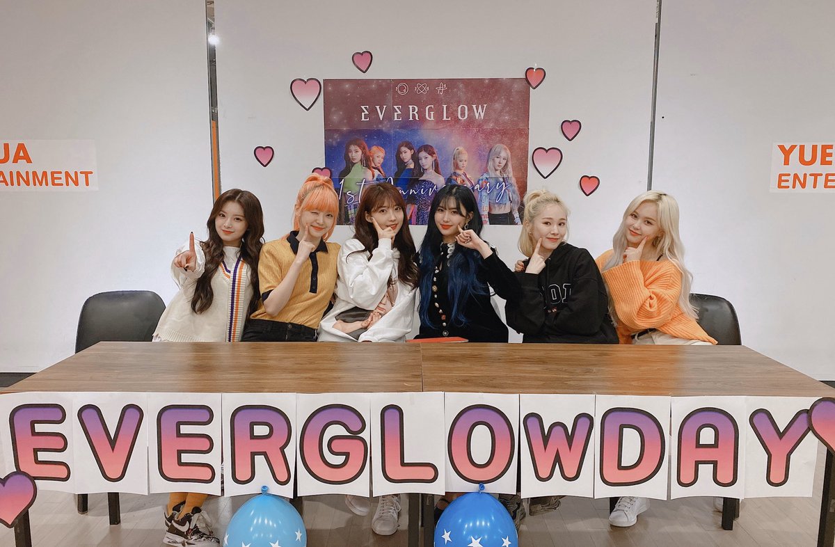 EUJIWONFR's tweet photo. ꕥ─TWITTER 

Mise à jour du compte Twitter @EVERGLOW_STAFF avec photos ont été postées suite au VLIVE des filles pour l'anniversaire du groupe

📌 https://t.co/63P6e1b4lk

 #에버글로우  #EVERGLOW #1YearWithEVERGLOW #EVERGLOW_1anniversary #이유 #EU #JIWON https://t.co/a5piWF1i30