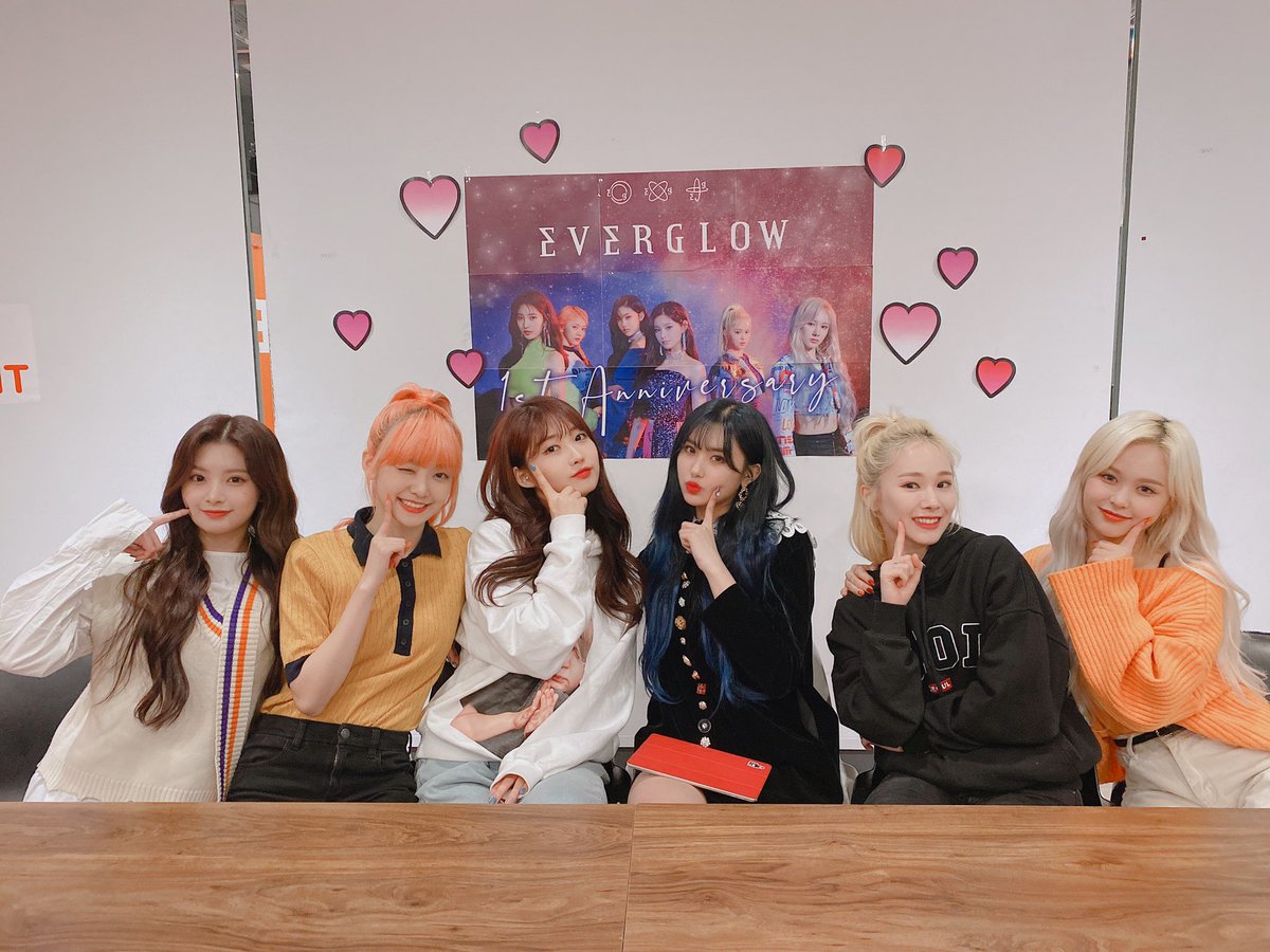 EUJIWONFR's tweet photo. ꕥ─TWITTER 

Mise à jour du compte Twitter @EVERGLOW_STAFF avec photos ont été postées suite au VLIVE des filles pour l'anniversaire du groupe

📌 https://t.co/63P6e1b4lk

 #에버글로우  #EVERGLOW #1YearWithEVERGLOW #EVERGLOW_1anniversary #이유 #EU #JIWON https://t.co/a5piWF1i30