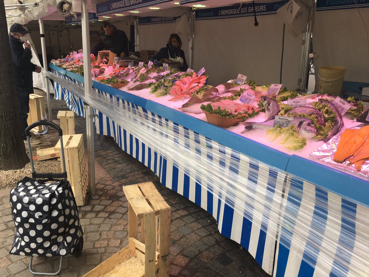 Peu de clients sur le marché de Levallois. Les commerçants ont peur de devoir fermer et jeter leurs marchandises. @RTLFrance #RTLFlashActu