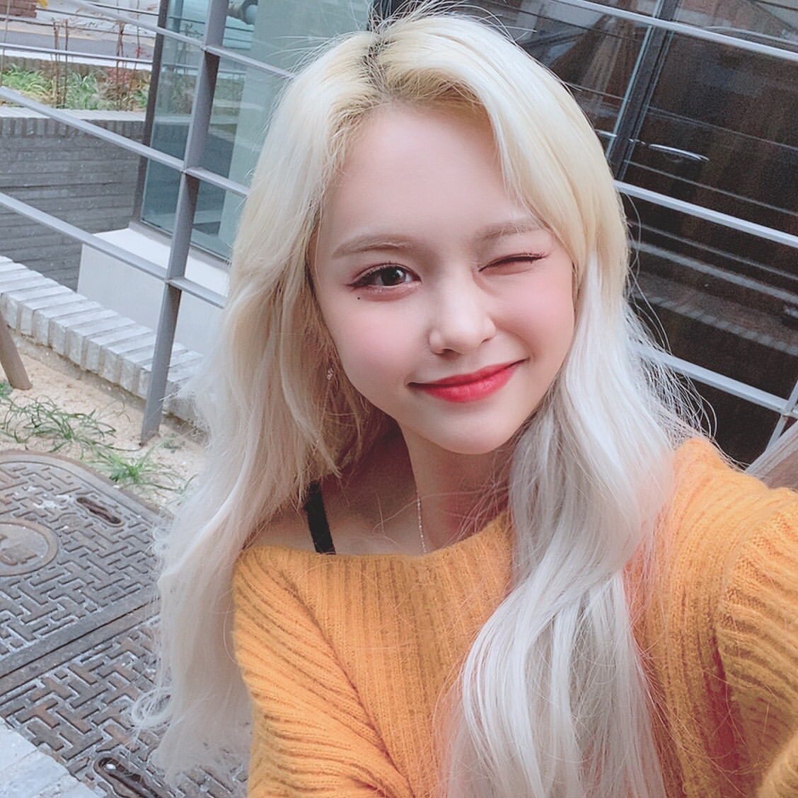 EUJIWONFR's tweet photo. ꕥ─INSTAGRAM 

Mise à jour du compte Instagram official_everglow avec des selfies d'E:U

Traduction en commentaire. 

 #에버글로우  #EVERGLOW #1YearWithEVERGLOW #EVERGLOW_1anniversary #이유 #EU #JIWON https://t.co/sbmzGmCesA