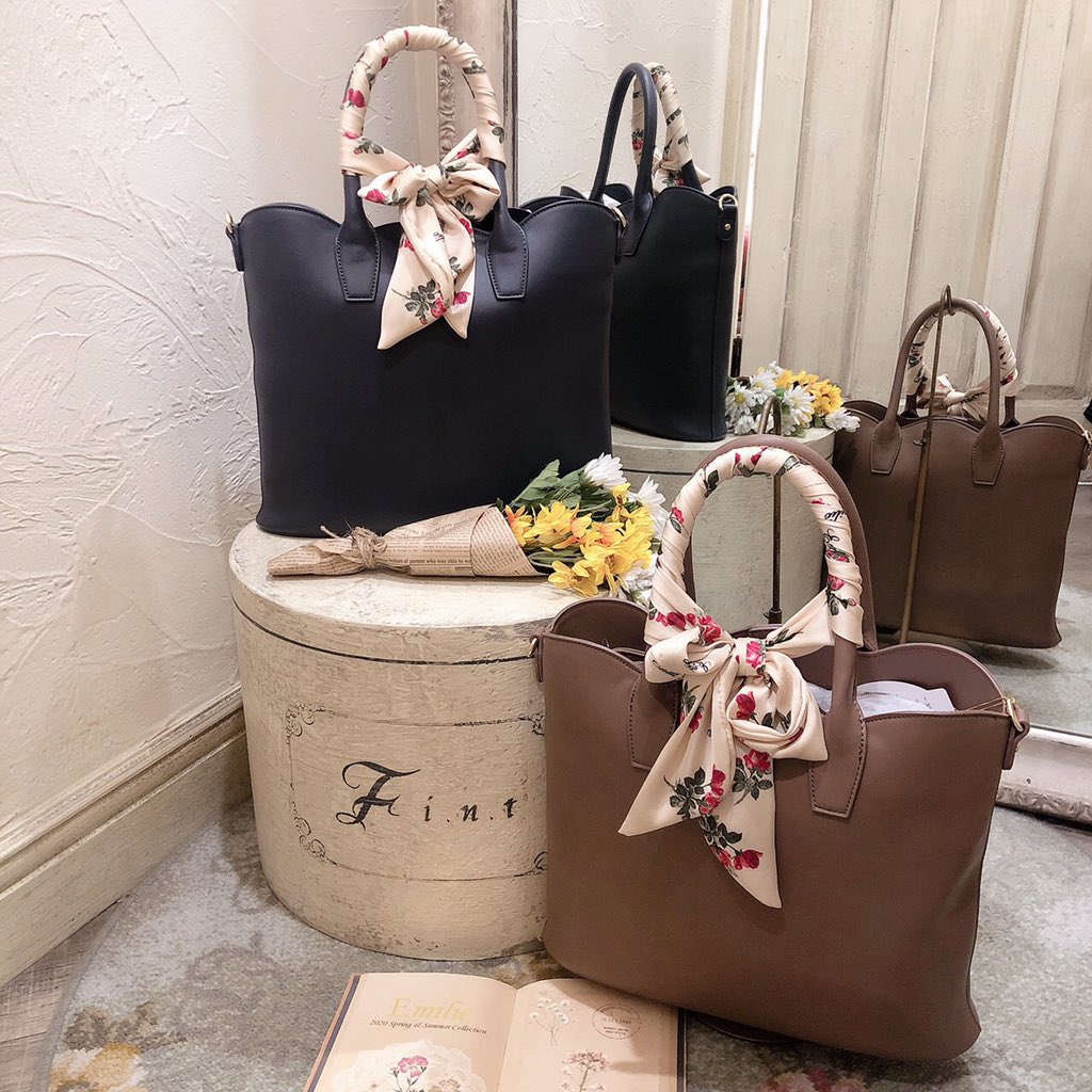 F I N T Official フィント公式 Bag Collection ローズスカーフハンドルトートバッグ An Another Angelus 持ち手にスカーフを巻いたデザインが目を引くトートバッグ が入るサイズ感で スカーフは取り外しもできるのでお仕事用にも活躍しそう