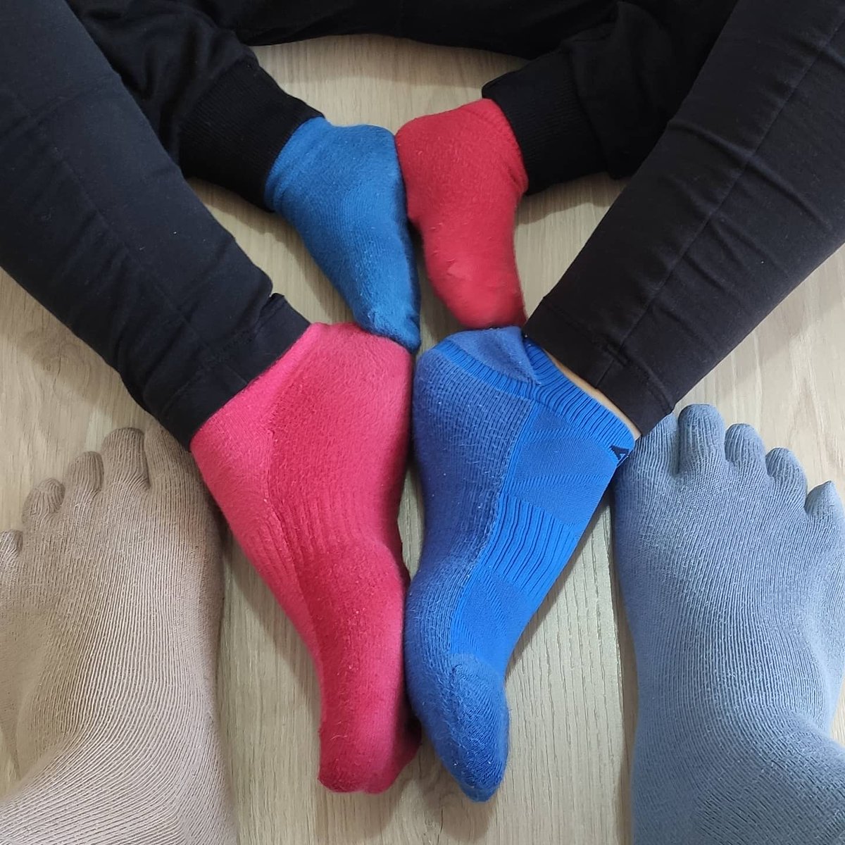 Hava çok güzel ama evdeyiz... #artıbirdeğer katmak için renkli çoraplarımızı giydik... Günümüz kutlu olsun... #WorldDownSyndromeDay #StayAtHome