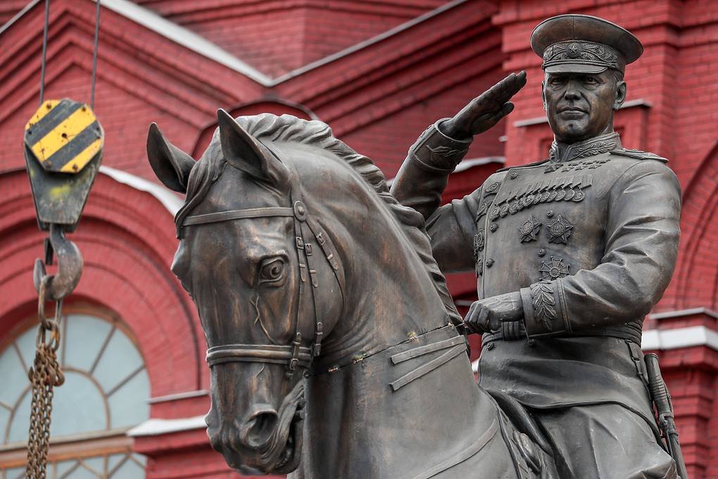 фото памятника жукову в москве аренда квартиры студии