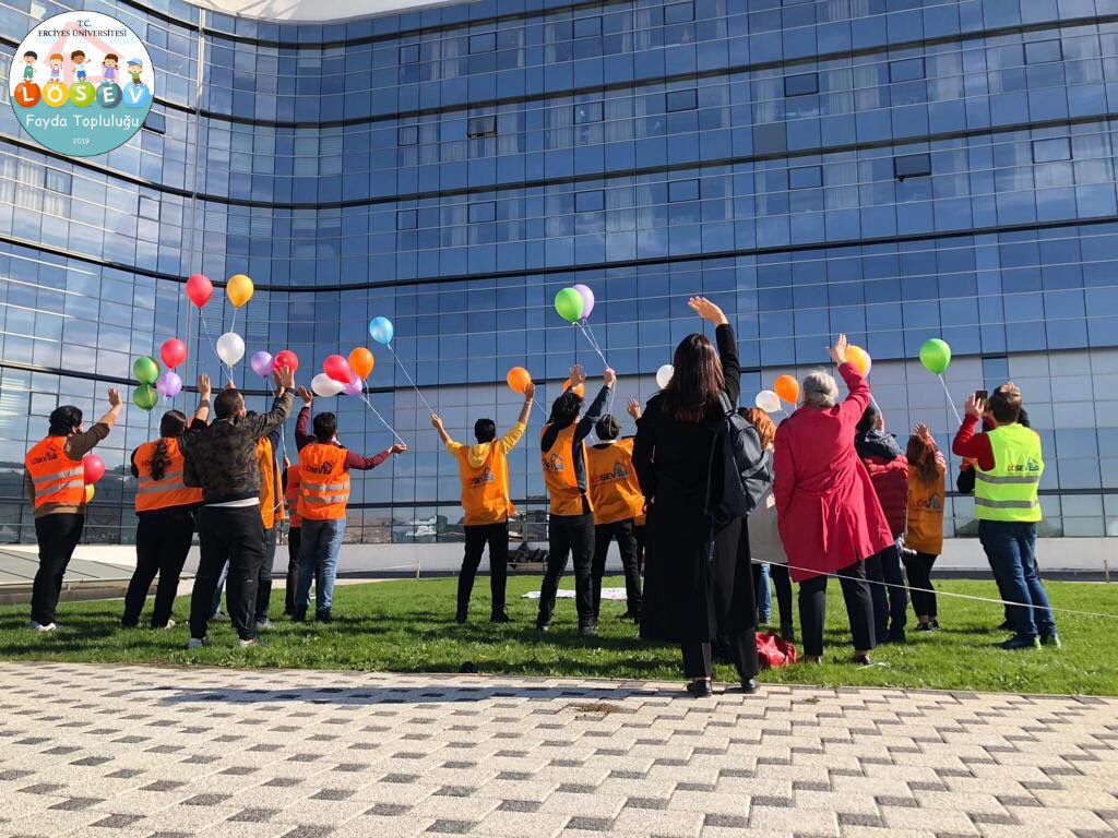 <a href="/ErzurumLosev/">Erzurum Lösev Fayda</a> <a href="/bayulosev/">Bayburt Üniversitesi Lösev Fayda Topluluğu</a> <a href="/trakyalosev/">trakyalosev</a> <a href="/kunlosev/">KAPADOKYA Üniversitesi | GENÇ LOSEV</a> <a href="/klu_losev/">KLÜ LÖSEV FAYDA TOPLULUĞU</a> <a href="/marmaralosev_/">Marmara Lösev Fayda Kulübü</a> <a href="/losev1998/">LÖSEV</a> @losev_online <a href="/ustunezer/">Dr. Üstün EZER</a> <a href="/hulya_unver/">Hülya ÜNVER</a> “İnsanlar el ele tutuşsa
  Birlik olsa 🌸“
#LösevKulüpleriEvde 

<a href="/CbuLosev/">Celal Bayar Üniversitesi Lösev Fayda Topluluğu</a> 
<a href="/losev1998/">LÖSEV</a> @losev_online <a href="/ustunezer/">Dr. Üstün EZER</a> <a href="/hulya_unver/">Hülya ÜNVER</a>