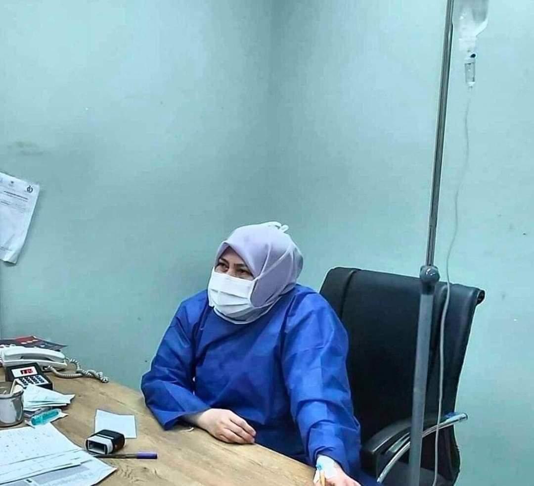 Kashmir_Diary's tweet photo. Hats off to Iranian Doctor Shirin Rouhani who passed away due to Coronavirus. Due to lack of medical staff , she kept treating Cornaviris Patients till her last breath. Look closely , she herself is on the IV while treating patients. U would be remembered Shirin !  Rest in peace https://t.co/M7V6CvR7K6