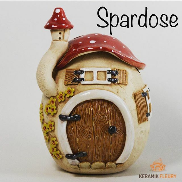 Die Keramik Spardose ist als Wichtelbehausung gestaltet und macht Kinder zum Sparwunder. Wer wirft in eine so niedliche Spardose nicht gerne sein Geld. Die Keramik Spardose freut sich über kleines und großes Geld.

ift.tt/397tNyu

#feenhaus  #e… ift.tt/3dmdKzV