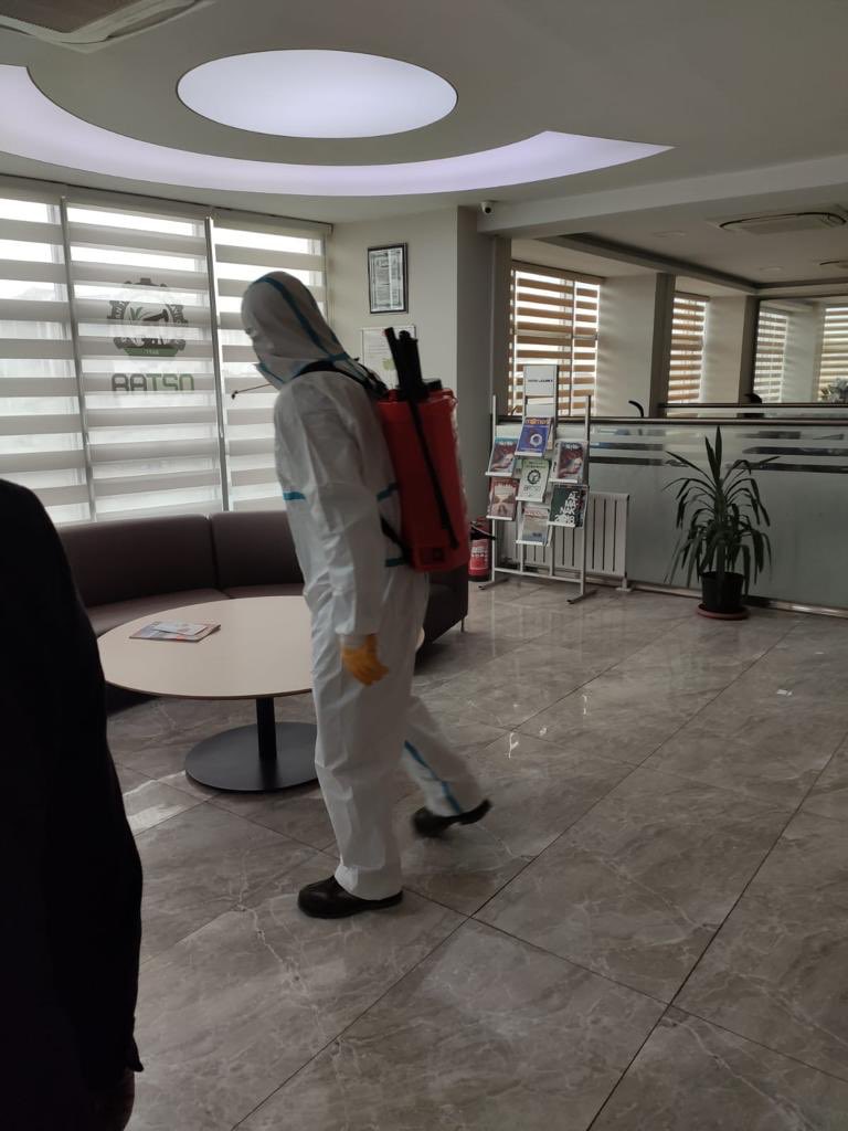 Batmantso's tweet photo. @Batmantso olarak,Koronavirüs salgınına karşı tüm servisler ve ortak kullanım alanları dezenfekte edilip,periyodik olarak dezenfekte edilmeye devam edilmektedir. Odamızın her noktasında el dezenfektanı bulunup,Odamızın girişinde tüm üyelerimzin ateş ölçer ile ateşi ölçülmektedir https://t.co/oopgOnKvCl