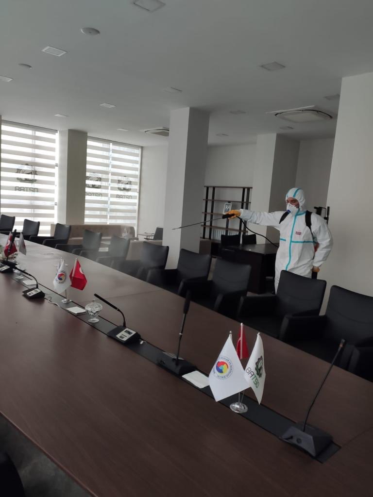 Batmantso's tweet photo. @Batmantso olarak,Koronavirüs salgınına karşı tüm servisler ve ortak kullanım alanları dezenfekte edilip,periyodik olarak dezenfekte edilmeye devam edilmektedir. Odamızın her noktasında el dezenfektanı bulunup,Odamızın girişinde tüm üyelerimzin ateş ölçer ile ateşi ölçülmektedir https://t.co/oopgOnKvCl
