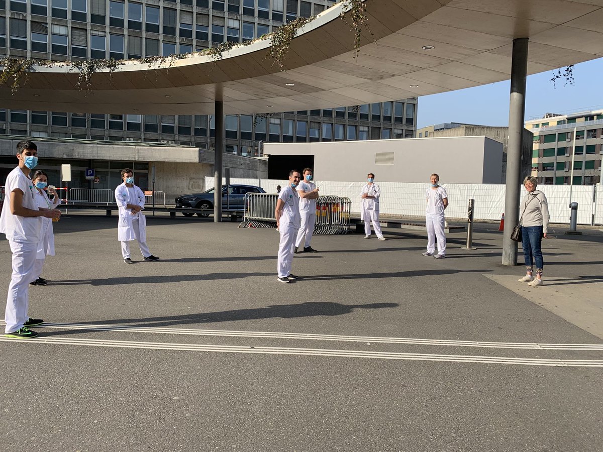 DidierPittet's tweet photo. Ce matin devant les ⁦@Hopitaux_unige⁩ les internes et chefs de cliniques des soins intensifs en pause et respectant les consignes de #SocialDistancing pour prévenir #Coronavirus #pandemic in #Geneva  merci team vous êtes top ⁦@UNIGEnews⁩ ⁦@DariusRochebin⁩ https://t.co/snrnNLFcwc