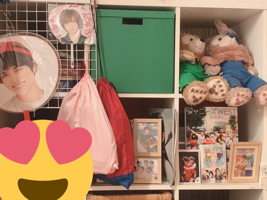 shigemelon's tweet photo. 好きな物だけに囲まれる生活って最高

(実際机の横は参考書だらけですが) https://t.co/78IYJ3ugXo