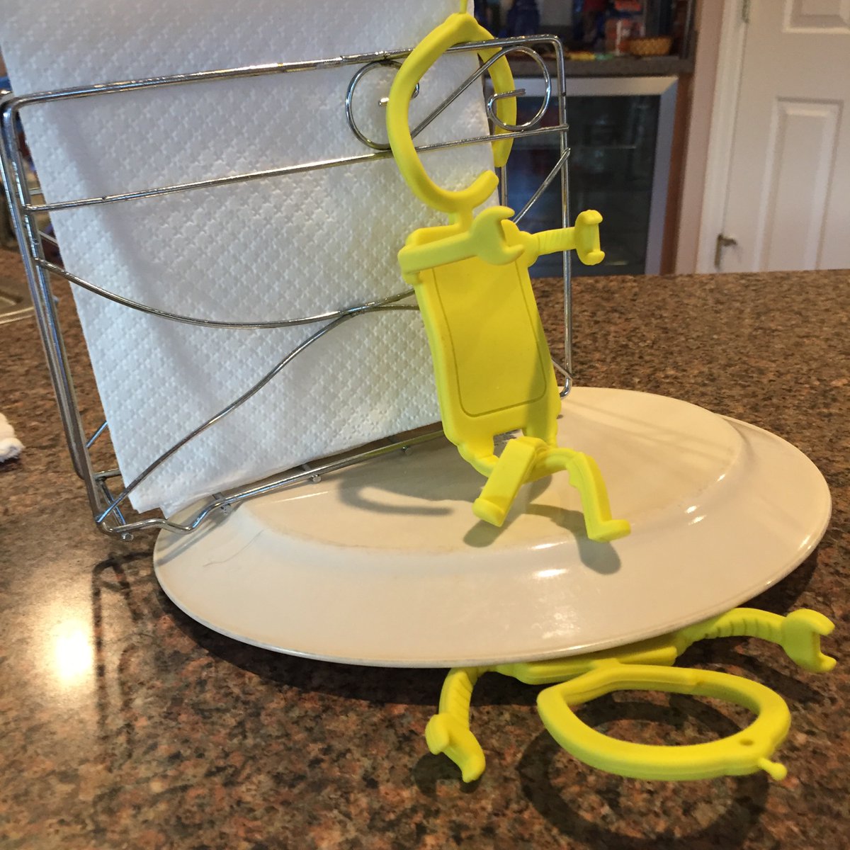 LaMannaAndreaM's tweet photo. Woke up to find THIS in the kitchen.
#HeIsHomeFromCollege
#chipOFFtheOleBlock https://t.co/9TrbxrVtgD