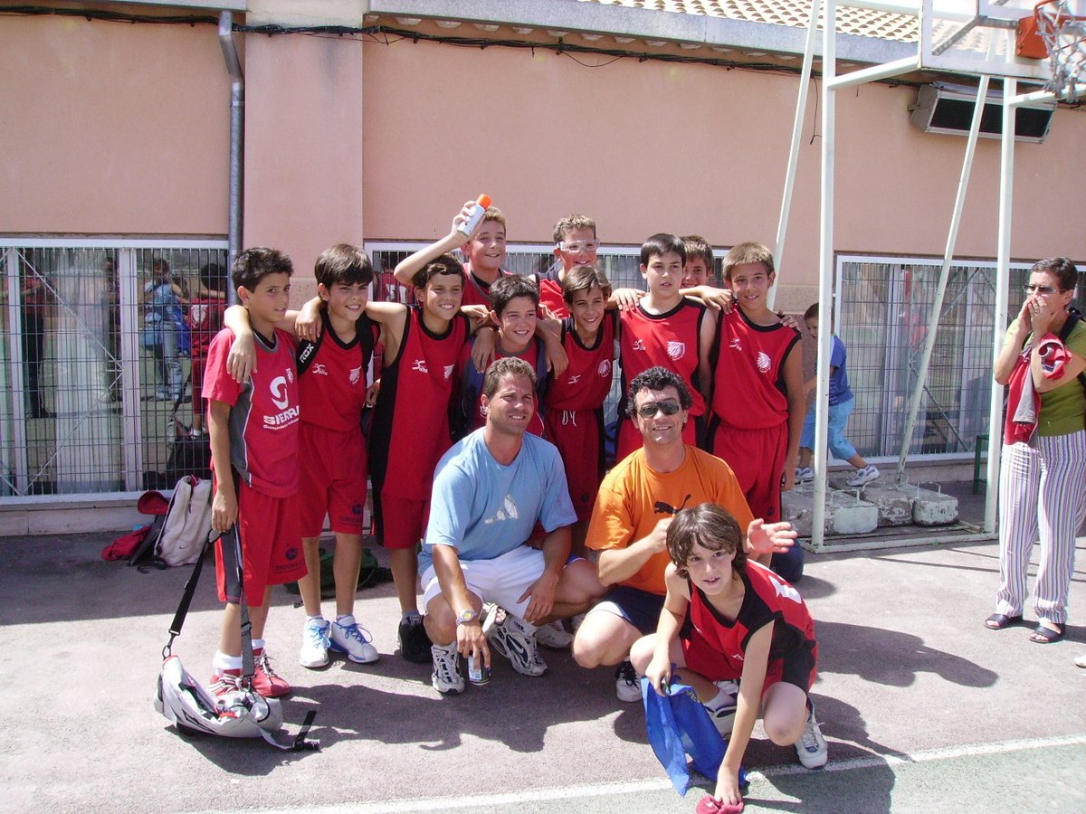 cbccordoba's tweet photo. #15AñosJuntos
Aquí tenéis al primer equipo federado del club. Ese año Campeones Mini Federado de Córdoba
Los entrenadores eran Antonio Sánchez y Luis Rodríguez
Por ahí aparece un jugador conocido de ACB¿a ver si sabéis quién es?
¡Como pasa el tiempo!
#EsteClubIlusiona https://t.co/YNWUwURN4S