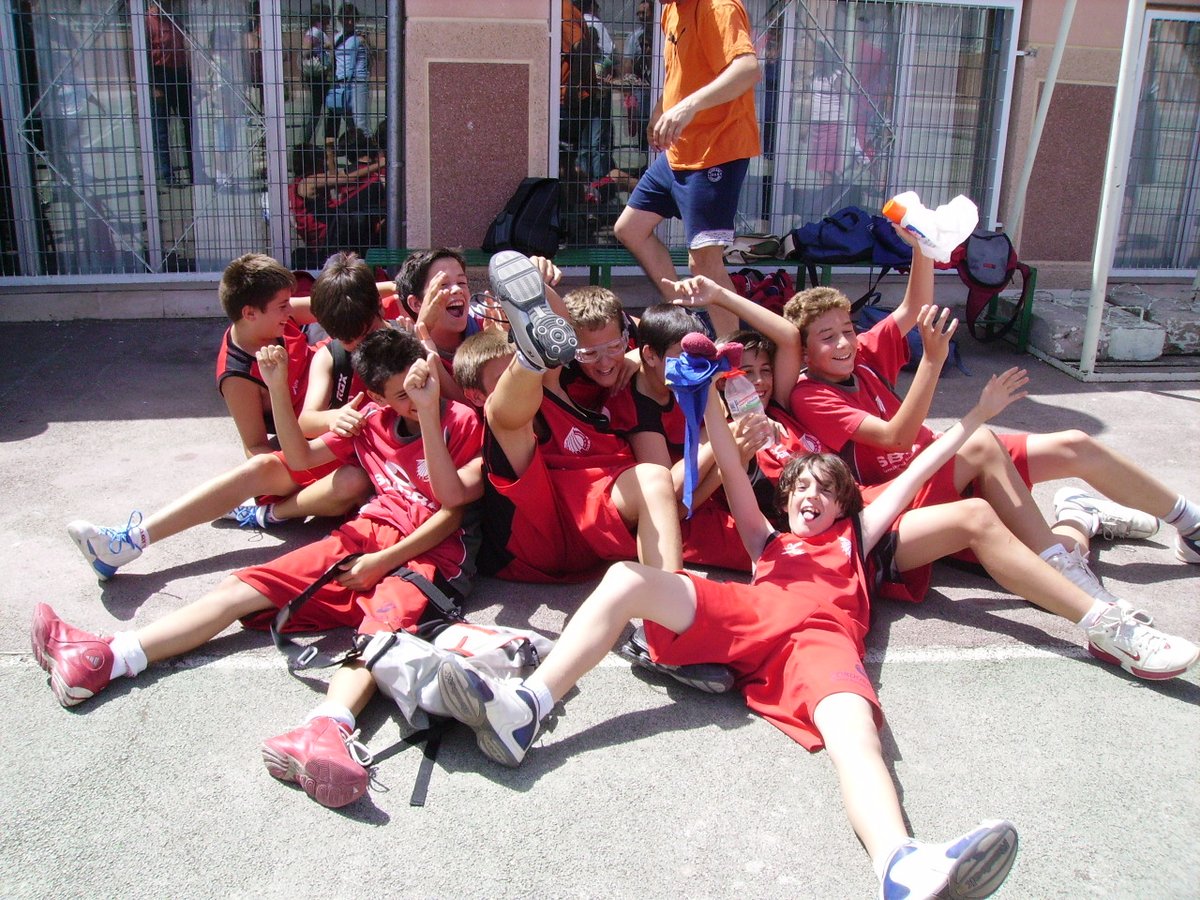 cbccordoba's tweet photo. #15AñosJuntos
Aquí tenéis al primer equipo federado del club. Ese año Campeones Mini Federado de Córdoba
Los entrenadores eran Antonio Sánchez y Luis Rodríguez
Por ahí aparece un jugador conocido de ACB¿a ver si sabéis quién es?
¡Como pasa el tiempo!
#EsteClubIlusiona https://t.co/YNWUwURN4S